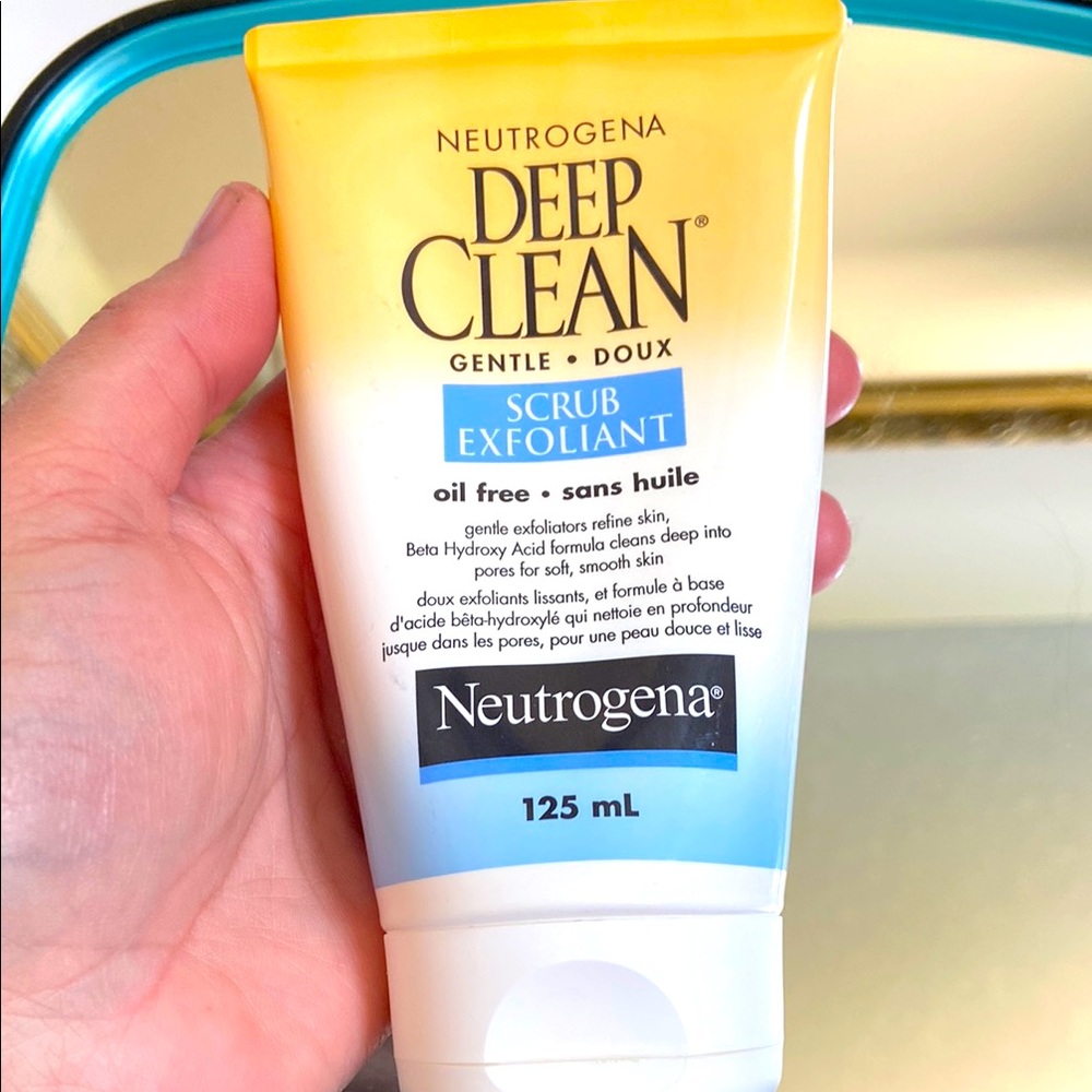 Neutrogena deep clean gentle oil free scrub 125ml